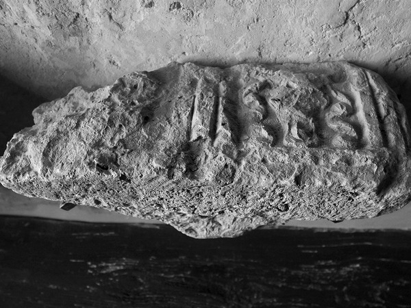 Ulomak antičkog reljefa prerađenog u kapitel