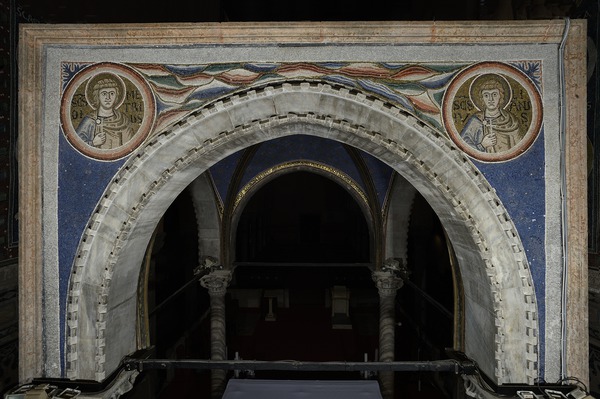 Ciborij Eufrazijeve bazilike (2), istočna strana s prikazima svetih Demetrija i Julijana u medaljonima