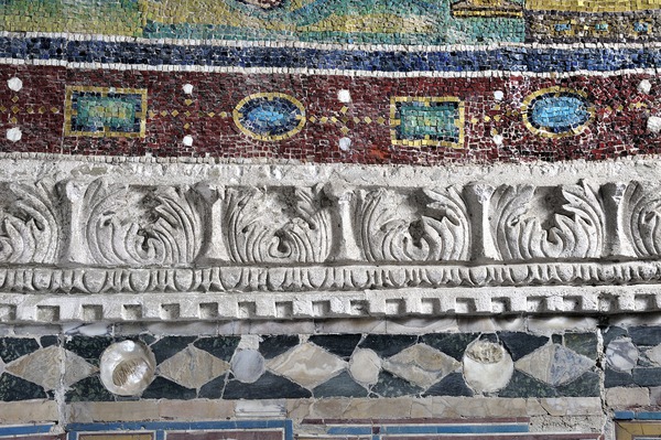 Vijenac u štuku u apsidi Eufrazijeve bazilike