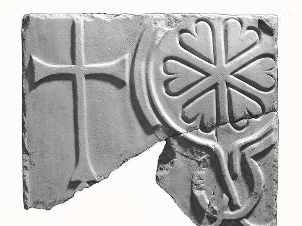 Ploča s Kristovim monogramom i križem