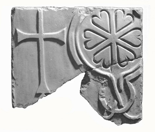 Ploča s Kristovim monogramom i križem