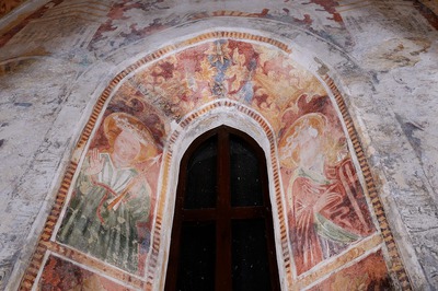 Zidne slike svetica unutar prozora