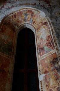 Zidne slike svetica unutar prozora