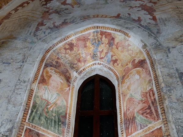 Zidne slike svetica unutar prozora (2)
