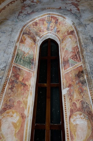 Zidne slike svetica unutar prozora (2)