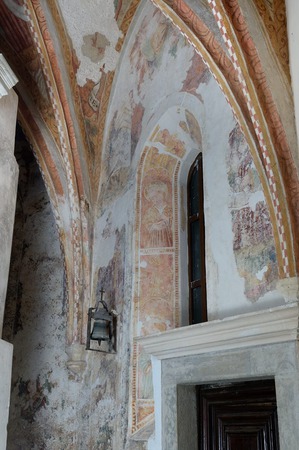 Zidne slike svetica unutar prozora (3)