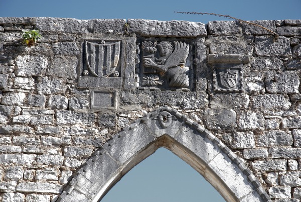 Reljefi vraga,  lava svetog Marka, grbovi Grimani (lijevo) i Loredan (desno), natpis
