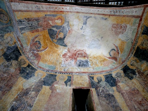 Zidna slika Maiestas Domini s Marijom, Ivanom i simbolima evanđelista u kaloti središnje apside