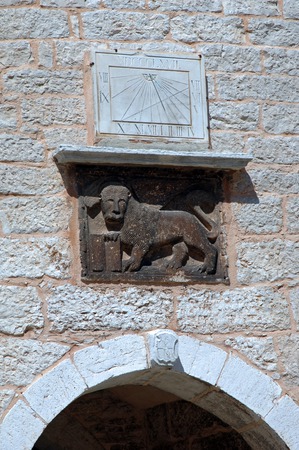 Kaštel Soardo-Bembo, sunčani sat, reljef lava svetog Marka i grb podestata Bondumiera