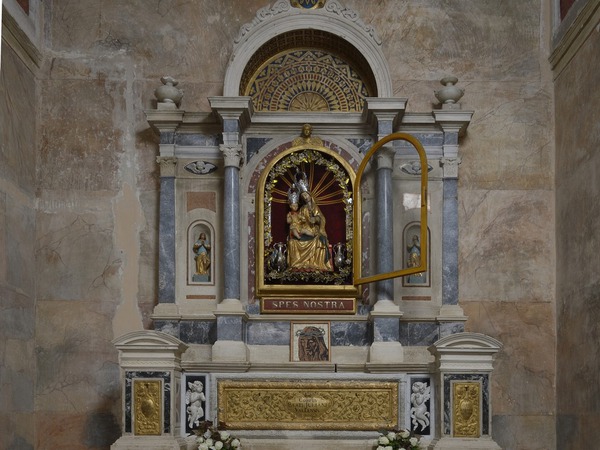Oltar u južnoj apsidi s kipom Bogorodice s Djetetom