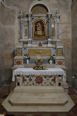 Oltar u južnoj apsidi s kipom Bogorodice s Djetetom