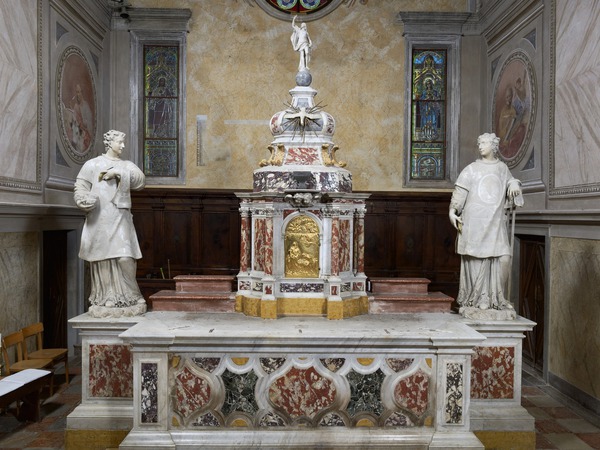 Glavni oltar s kipovima svetih Stjepana i Lovre