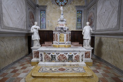Glavni oltar s kipovima svetih Stjepana i Lovre