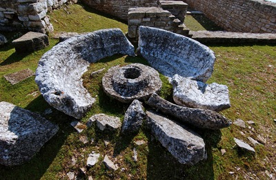 "Bizantski kastrum" na Brijunima, ostaci kuća i uljare