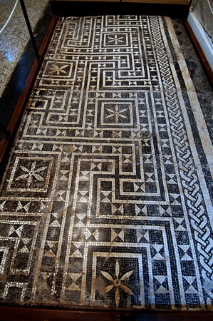 Podni mozaik iz rimske vile u uvali Verige (Val catena)