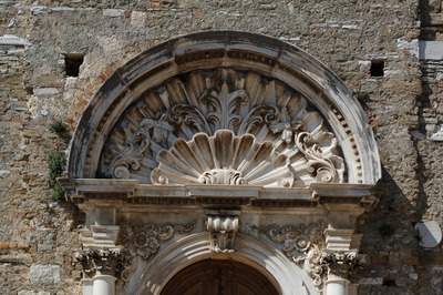 Glavni portal župne crkve svetog Servula