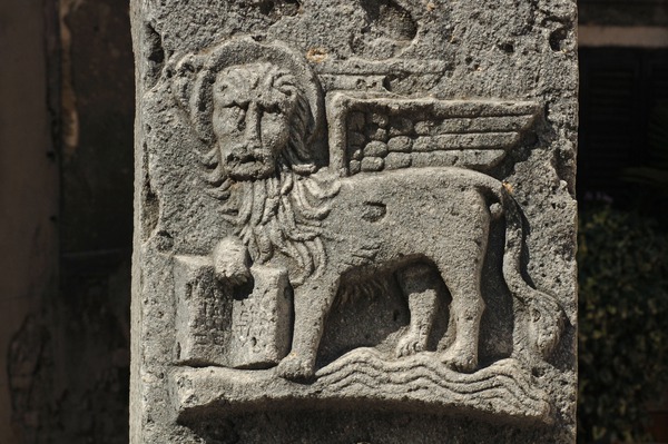 Nosač jarbola za zastavu s reljefnim lavom svetog Marka
