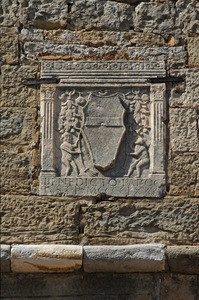 Ploča s grbom i natpisom podestata Benedikta Barozija