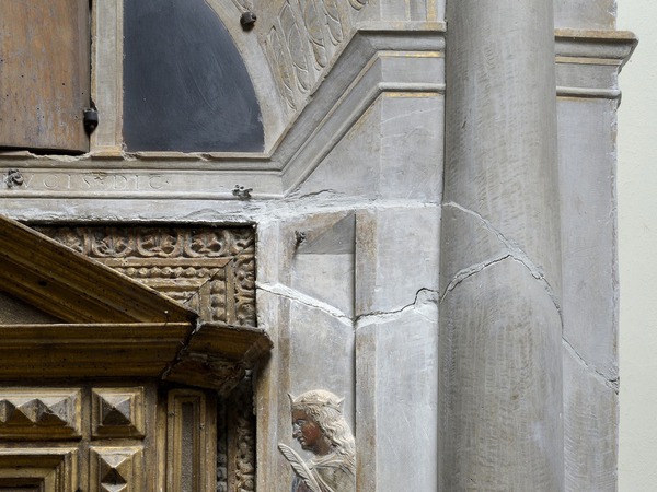 Oltarni retabl - svetohranište, reljef svete Katarine