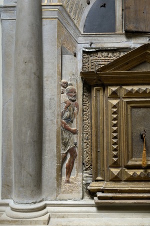 Oltarni retabl - svetohranište, detalj s reljefom svetog Kristofora