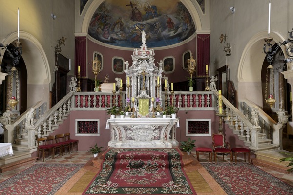 Glavni oltar s balustradom