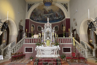 Glavni oltar s balustradom
