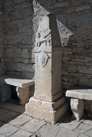 Stub s reljefom svetog Marka, grbom Salamon i natpisom