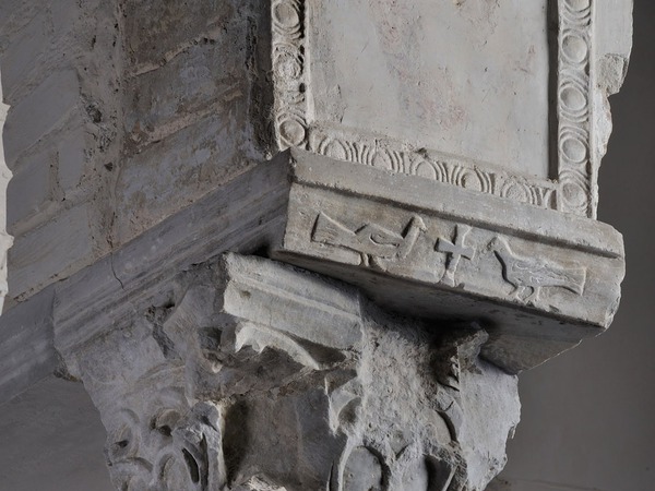 Zapadni kapitel tribelona Biskupije Eufrazijane s reljefom golubica i križa na impostu