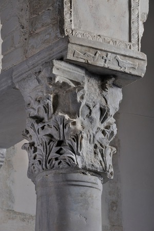 Zapadni kapitel tribelona Biskupije Eufrazijane s reljefom golubica i križa na impostu
