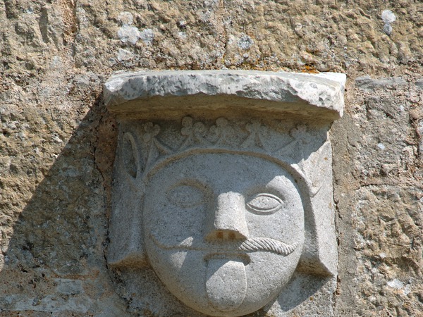 Crkva svete Marije, kamena glava iznad glavnog portala