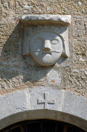 Crkva svete Marije, kamena glava iznad glavnog portala