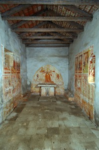 Unutrašnjost crkve sa zidnim slikama