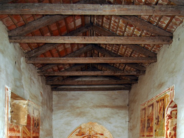 Unutrašnjost crkve sa zidnim slikama