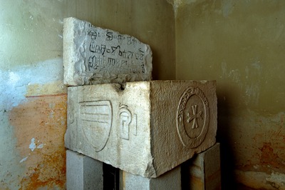 Ploča i kamenica za krštenje s glagoljskim natpisima