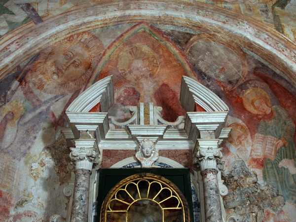 Zidna slika Krista umandorli, simbola evanđelista, sunca i mjeseca