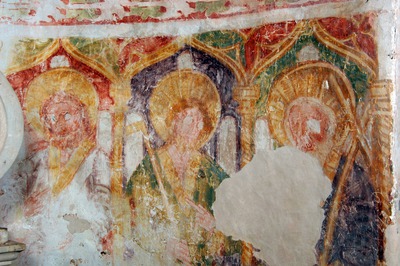 Zidna slika apostola u naslikanim nišama