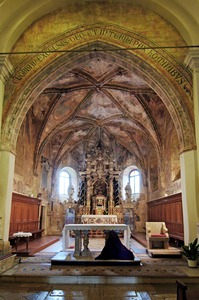 Unutrašnjost crkve svetog Nikole, svetište prije restauracije zidnih slika