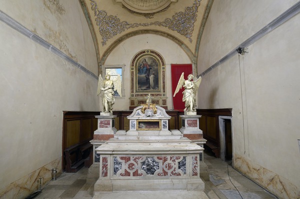 Unutrašnjost crkve s glavnim oltarom