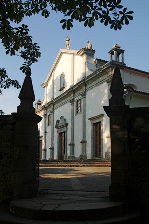 Župna crkva svetih Vida, Modesta i Krescencija, pročelje