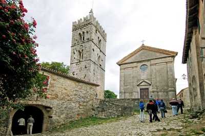Trg ispred župne crkve Uznesenje Blažene Djevice Marije i zvonik