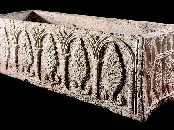 Sanduk sarkofaga s reljefima