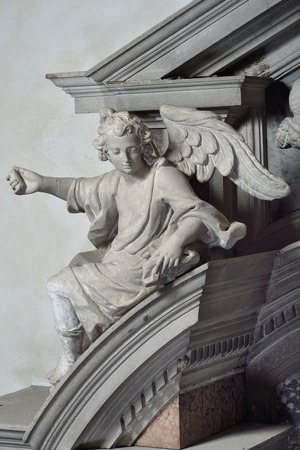 Anđeli na atici oltara, lijevi anđeo