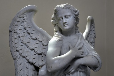 Desni anđeo adorant na  oltaru Sakramenta