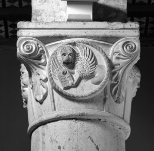 Kolonada, 4. stup sjeverne arkature, kapitel