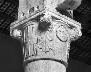 Kolonada, 7. stup sjeverne arkature, kapitel