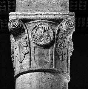 Kolonada, 8. stup sjeverne arkature, kapitel