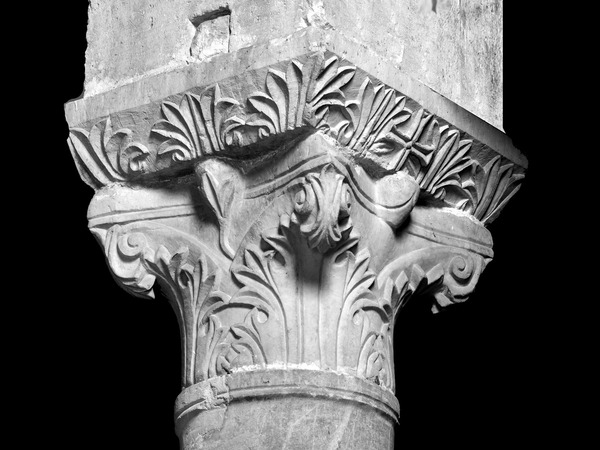 Kolonada, 9. stup sjeverne arkature, kapitel