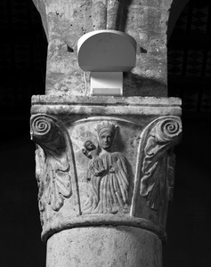 Kolonada, 8. stup južne arkature, kapitel