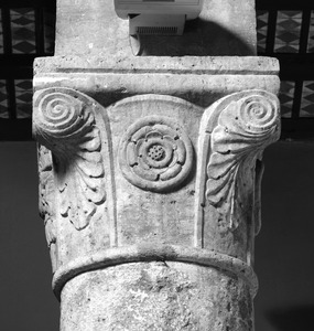 Kolonada, 7. stup južne arkature, kapitel