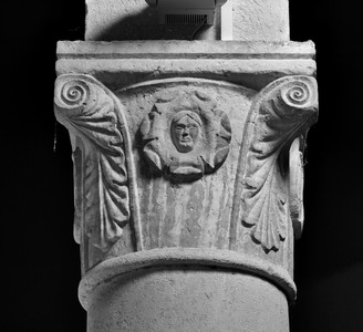 Kolonada, 5. stup južne arkature, kapitel